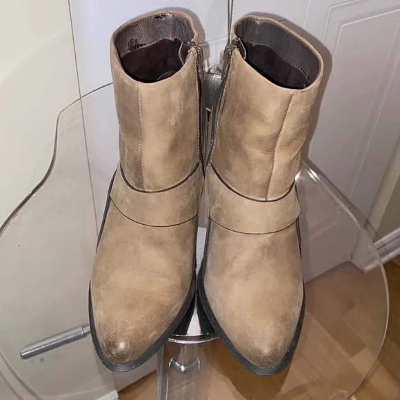 Aldo  tan ankle boots w/ side zippers & fold over burnished leather design👢👢 - Picture 4 of 11